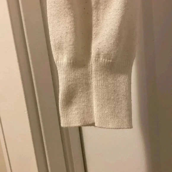 V neck - size Medium  white sweater - Picture 5 of 7